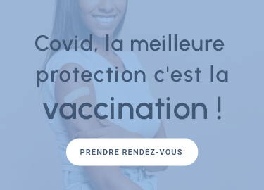 Deux personnes avec pansement après vaccination contre la covid-19